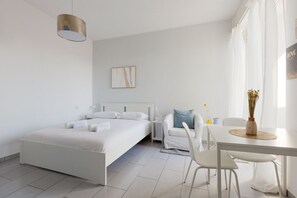 Iron/ironing board, WiFi, bed sheets