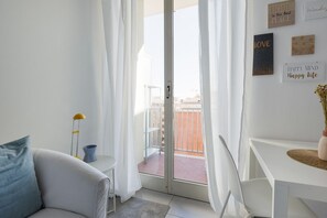 Flat-screen TV - GuestHost - Bright and modern studio apartment of 32sqm located on the seventh floor of a building with lift (steps to access it). The apartment is located just 170mt from the Bande Nere station, a stop on the Red metro line (M1) which allows you to re (Milano)