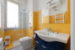Shower, hair dryer, bidet - GuestHost - Bright and modern studio apartment of 32sqm located on the seventh floor of a building with lift (steps to access it). The apartment is located just 170mt from the Bande Nere station, a stop on the Red metro line (M1) which allows you to re (Milano)
