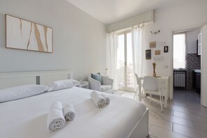 Iron/ironing board, WiFi, bed sheets - GuestHost - Bright and modern studio apartment of 32sqm located on the seventh floor of a building with lift (steps to access it). The apartment is located just 170mt from the Bande Nere station, a stop on the Red metro line (M1) which allows you to re (Milano)