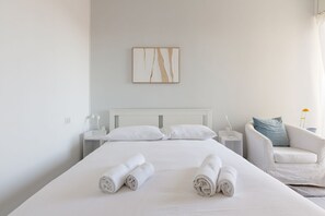 Tabla de planchar con plancha, wifi y ropa de cama 