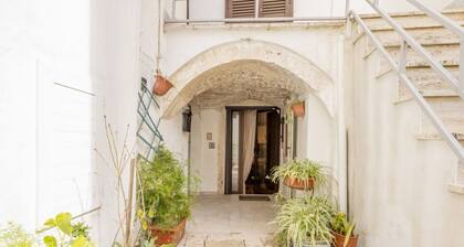 GuestHost - The House of Life - Vintage Charm Apartment