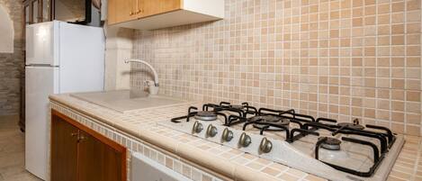 冷蔵庫、オーブン、コンロ、調理器具と食器