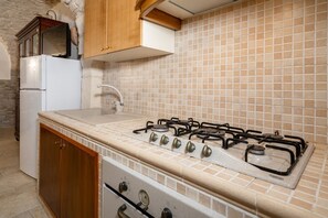 Refrigerador, horno, parrilla de estufa y utensilios de cocina
