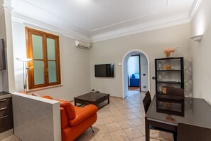 TV - GuestHost - The apartment, a welcoming residence of approximately 70 square meters, is ideal for hosting up to 4 people. Located on the first floor of a building with elevator in the Washington district, one of the most elegant residential areas of Milan (Milano)