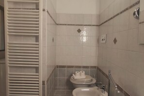 Dusj, hårføner, bidé og håndklær