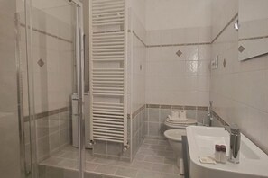 Shower, hair dryer, bidet, towels - GuestHost - The apartment, a welcoming residence of approximately 70 square meters, is ideal for hosting up to 4 people. Located on the first floor of a building with elevator in the Washington district, one of the most elegant residential areas of Milan (Milano)