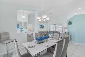 Dining - Great Location, Minutes to the Beach, Two Heated pools , sleeps 17! - Pelican Junction - Roelens (Cape Coral)