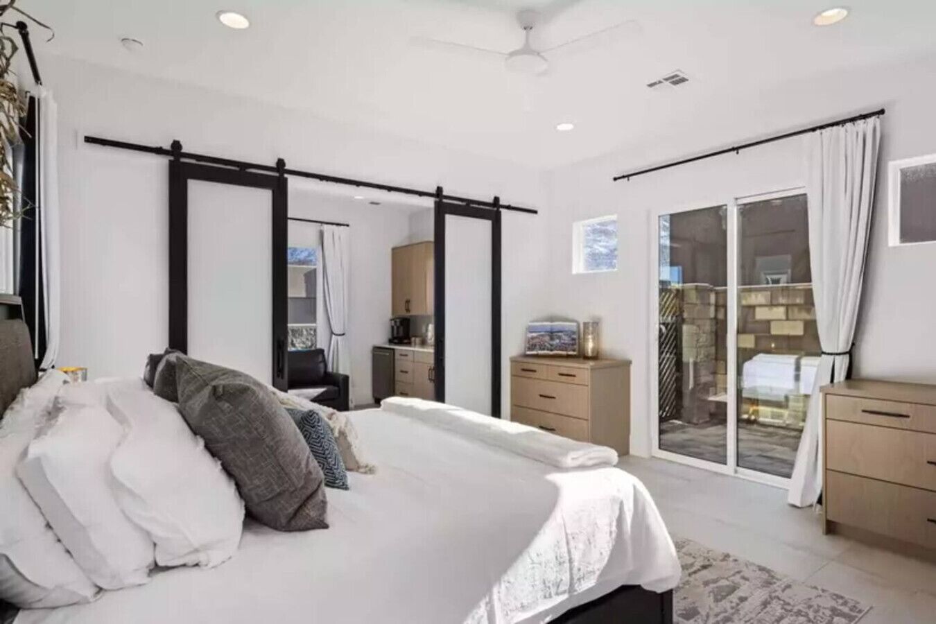 5 bedrooms, desk, iron/ironing board, travel cot