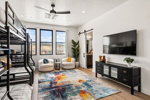 5 soveværelser, skrivebord, strygejern/strygebræt, weekendseng