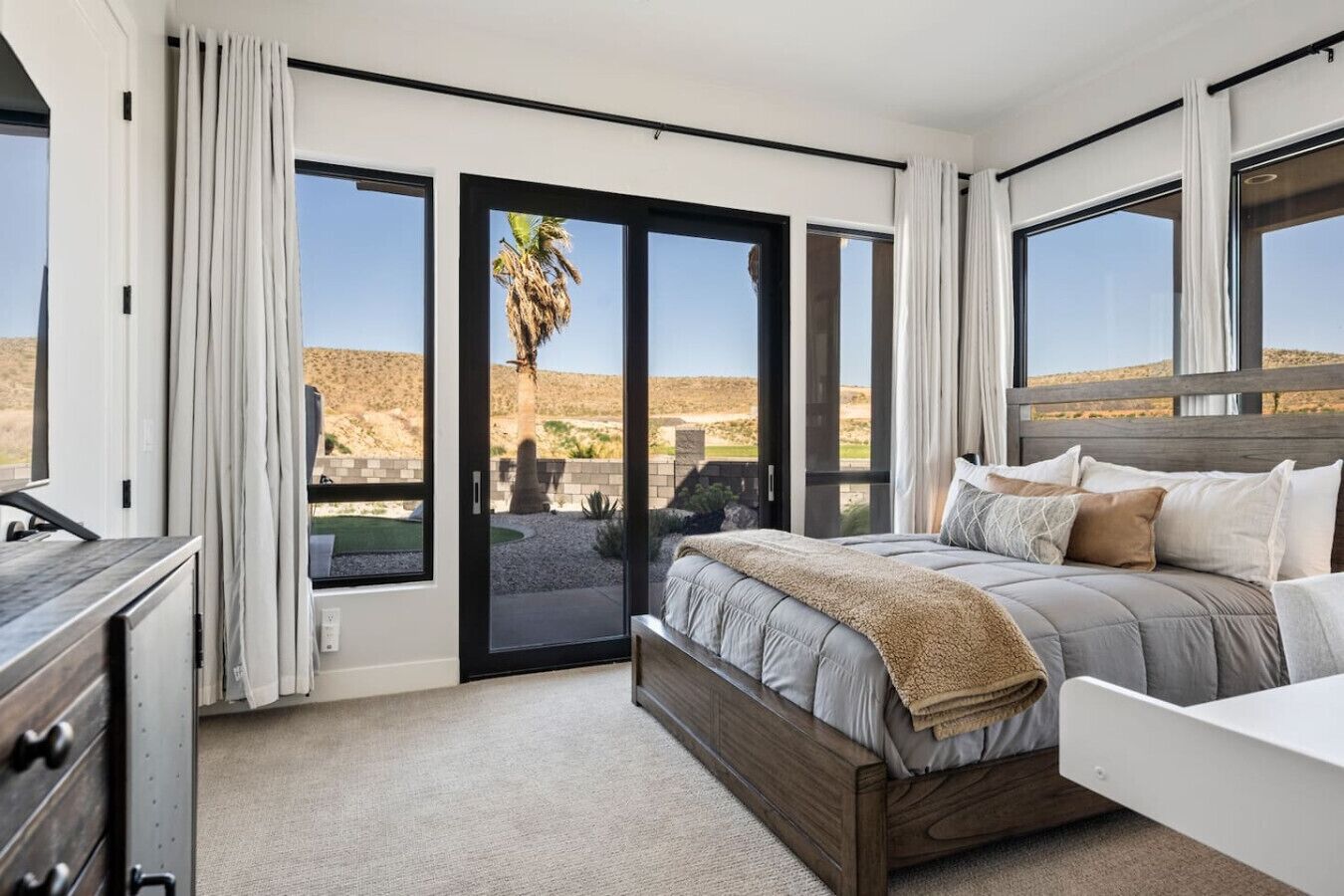 4 habitaciones, escritorio, tabla de planchar con plancha y wifi 