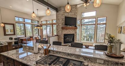 Spacious, pet-friendly retreat w/hot tub, breathtaking views, & excellent WiFi - The Yellow Rose