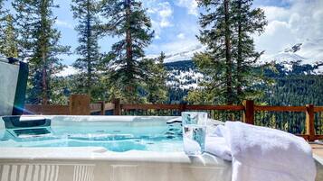 Tina de hidromasaje al aire libre