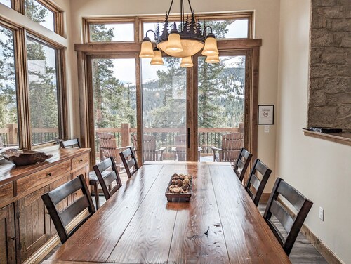 Spacious, pet-friendly retreat w/hot tub, breathtaking views, & excellent WiFi - The Yellow Rose