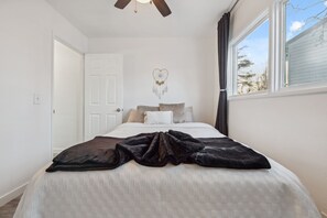 2 bedrooms, iron/ironing board, WiFi, bed sheets - Newly built Executive Comfort and Pet Friendly Near airport ANC Turnagain Area (Anchorage)