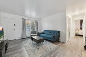 Living area - Newly built Executive Comfort and Pet Friendly Near airport ANC Turnagain Area (Anchorage)