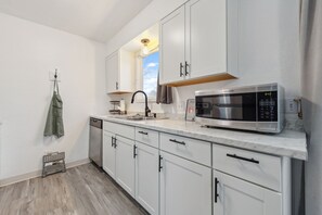 Private kitchen - Newly built Executive Comfort and Pet Friendly Near airport ANC Turnagain Area (Anchorage)