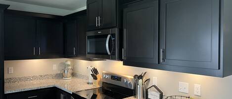 Jääkaappi, mikroaaltouuni, uuni, liesi