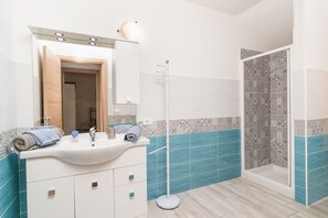 Regadera, bidet, toallas 