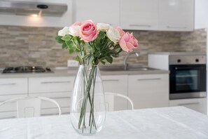 Kjøleskap, ovn, kokeplater og oppvaskmaskin