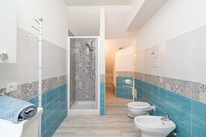 Dusche, Bidet, Handtücher