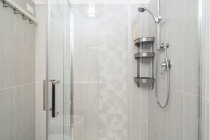 Dusche, Bidet, Handtücher