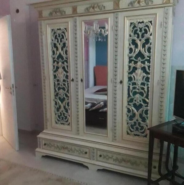 6 bedrooms, iron/ironing board, WiFi, bed sheets