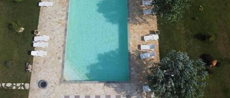 Una piscina al aire libre