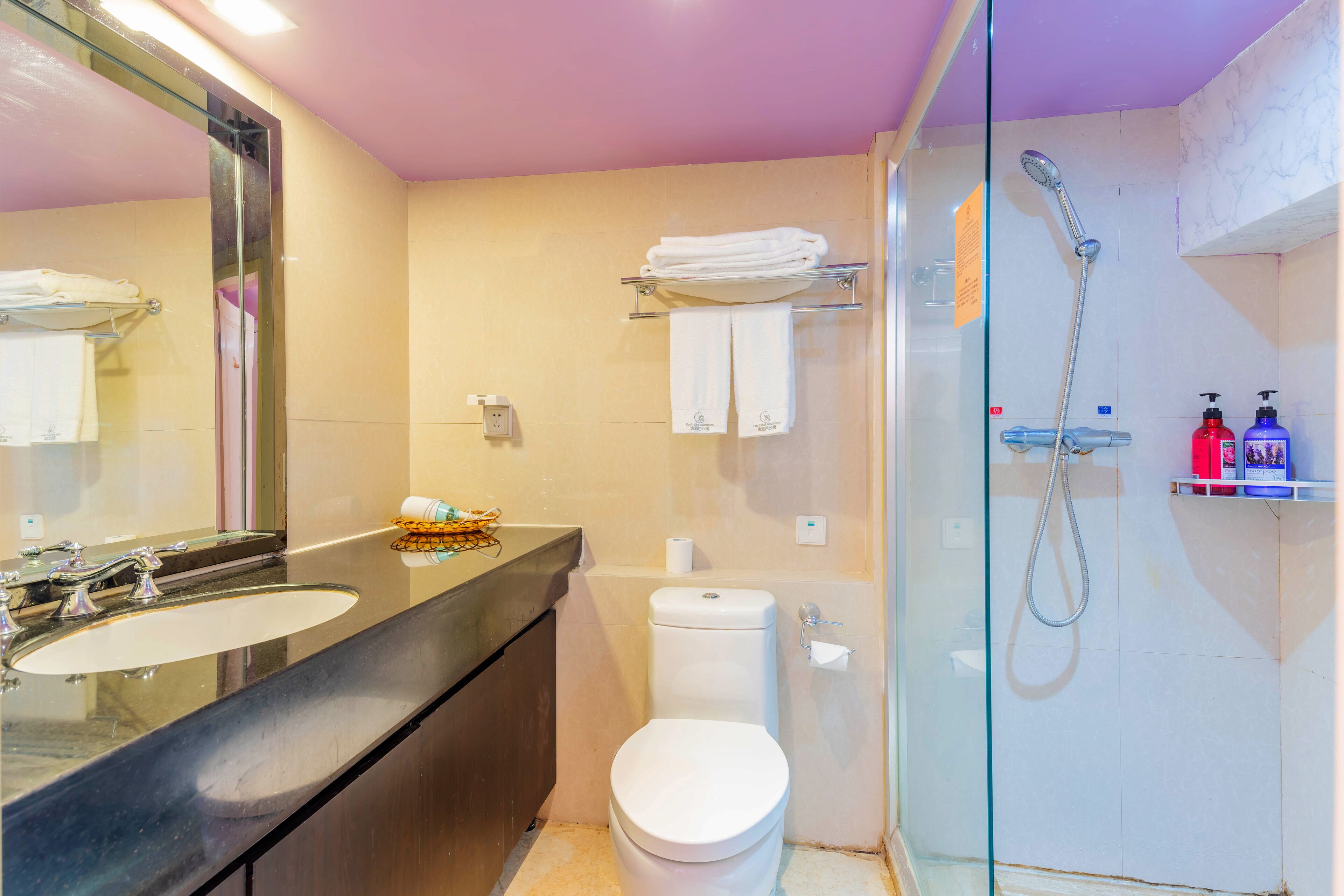 Suíte conforto, 1 cama King | Banheiro | Chuveiro, chuveiro com efeito de chuva, produtos de toalete grátis 