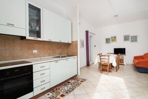 Fridge, oven, stovetop