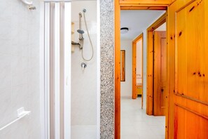 Een douche, een haardroger, een bidet, handdoeken