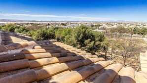 A terracotta-tiled roof overlooking a cityscape with distant mountains. - Cozy apartment in Torrevieja (Torrevieja)