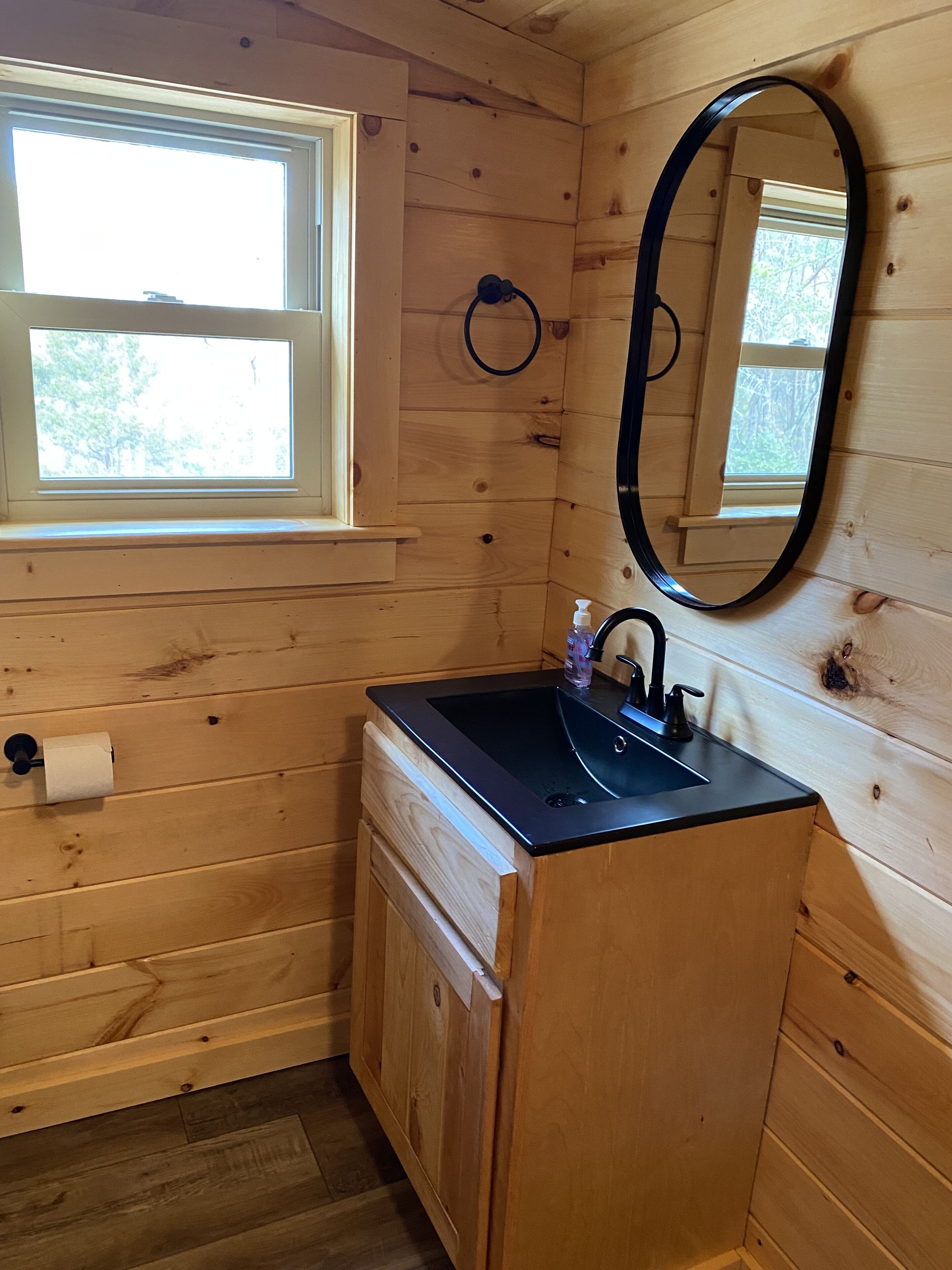 Haartrockner, Handtücher, Seife, Toilettenpapier