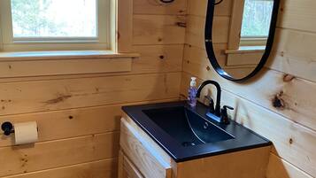 Haartrockner, Handtücher, Seife, Toilettenpapier