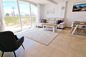 TV - Lovley Ground Floor 2 Bed with direct access to the Pool, Free WiFi (Sucina)
