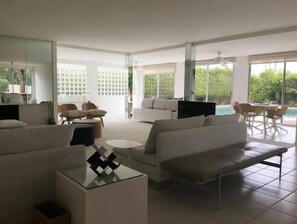 Living area - Beautiful apartment w/ parking in Martinez. (Martínez)