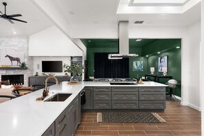 Fridge, microwave, oven, stovetop - AquaZen: Infinity Pool+Spa Overlooking Lake Austin (Austin)