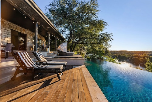 AquaZen: Infinity Pool+Spa Overlooking Lake Austin