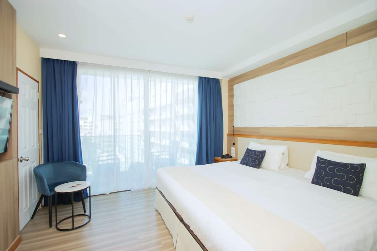 Deluxe Double Room with Balcony | Een kluis op de kamer, individueel gedecoreerd, een laptopwerkplek