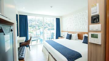 Double Room - High Floor with View | Caja fuerte y decoración individual