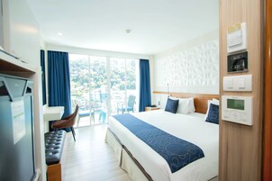 Double Room - High Floor with View | Pengeskab på værelset, individuelt design