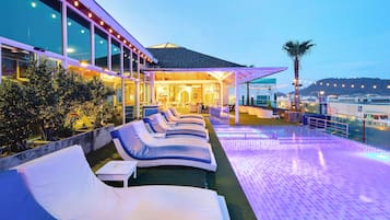 Una piscina al aire libre