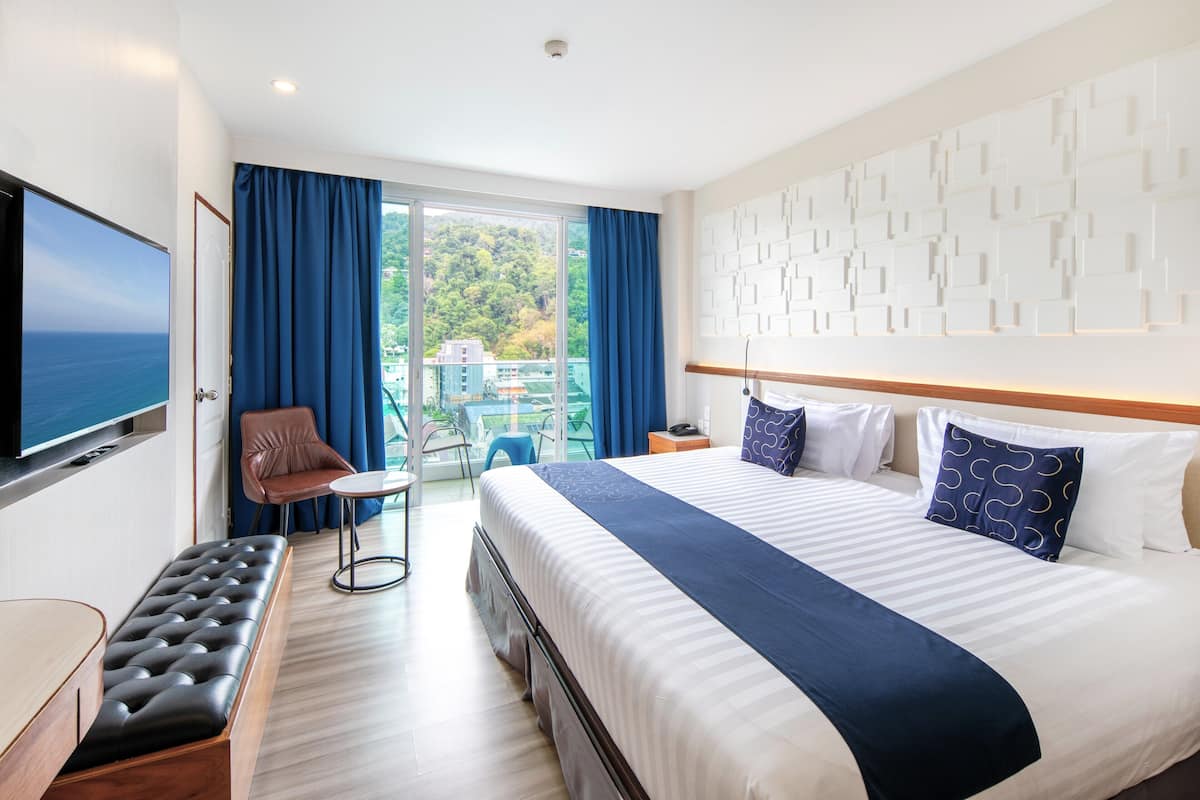 Double Room - High Floor with View | Een kluis op de kamer, individueel gedecoreerd, een laptopwerkplek