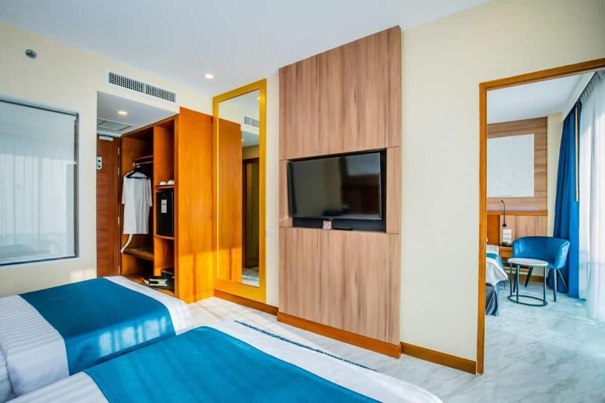 Quadruple Room | Een kluis op de kamer, individueel gedecoreerd, een laptopwerkplek