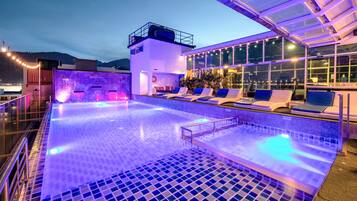 Una piscina al aire libre