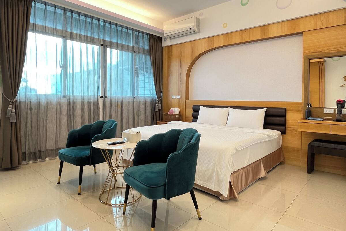 Deluxe Double Room | Laptop workspace, blackout drapes, soundproofing, free WiFi