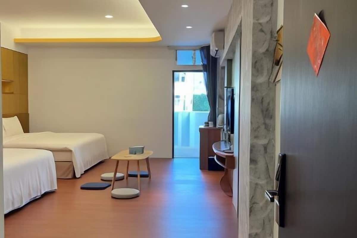 Espacio para trabajar con laptop y cortinas blackout