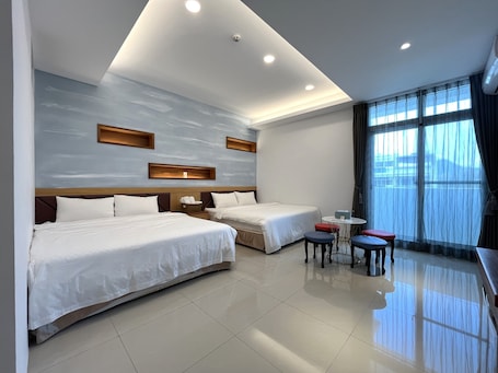 Espacio para trabajar con laptop y cortinas blackout