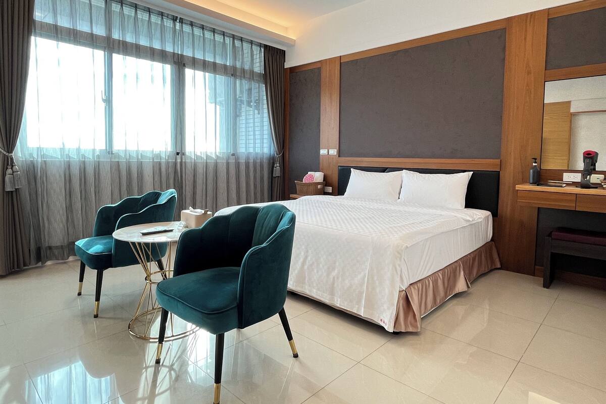 Basic Double Room, 1 Queen Bed | Laptop workspace, blackout drapes, soundproofing, free WiFi