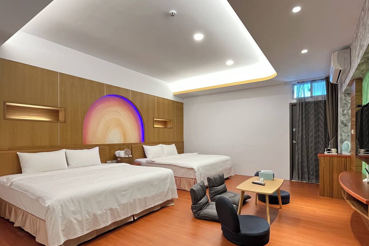 Deluxe Quadruple Room | Laptop workspace, blackout drapes, soundproofing, free WiFi